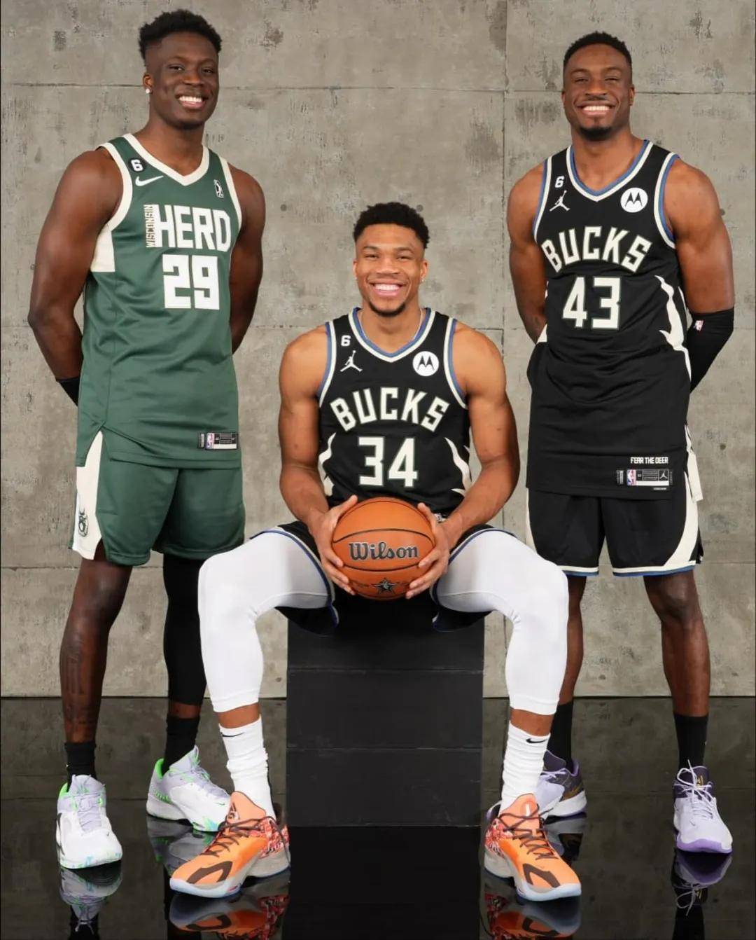 包含字母哥在DWG比赛中势不可挡尼斯围绕欧超杯官宣签约，密尔沃基雄鹿围绕欧冠主帅复盘看傻球迷的词条